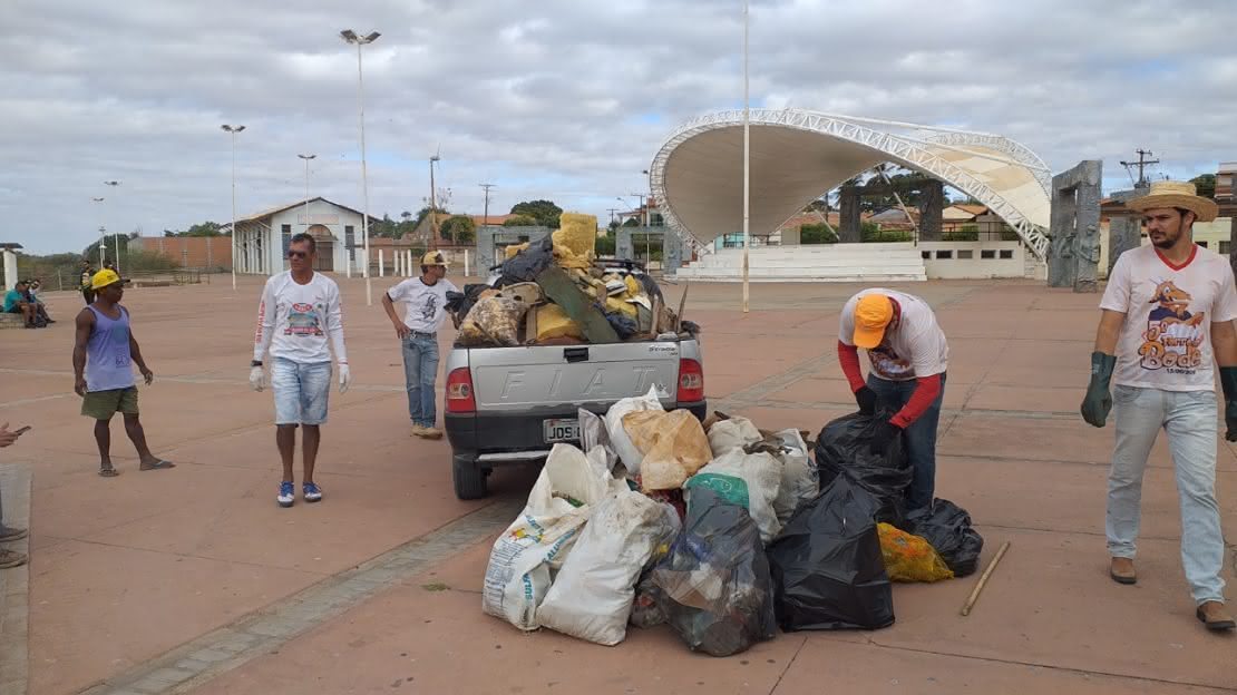 Voluntários recolhem mais de cinco toneladas de lixo do Rio São