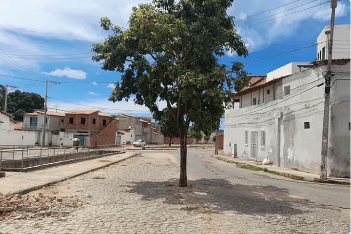 Prefeitura De Brumado Alarga Rua E Preserva P De Ip No Meio De Rua