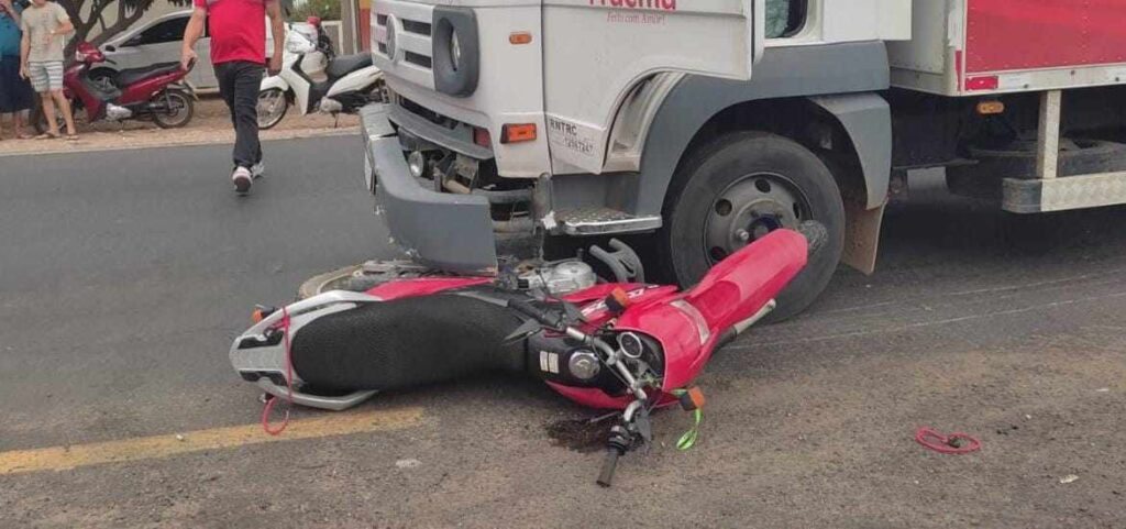 Vítima de acidente envolvendo moto e caminhão morre no Hospital Geral