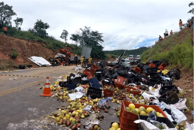 Acidente envolvendo caminhão de Brumado deixa uma pessoa morta e outra