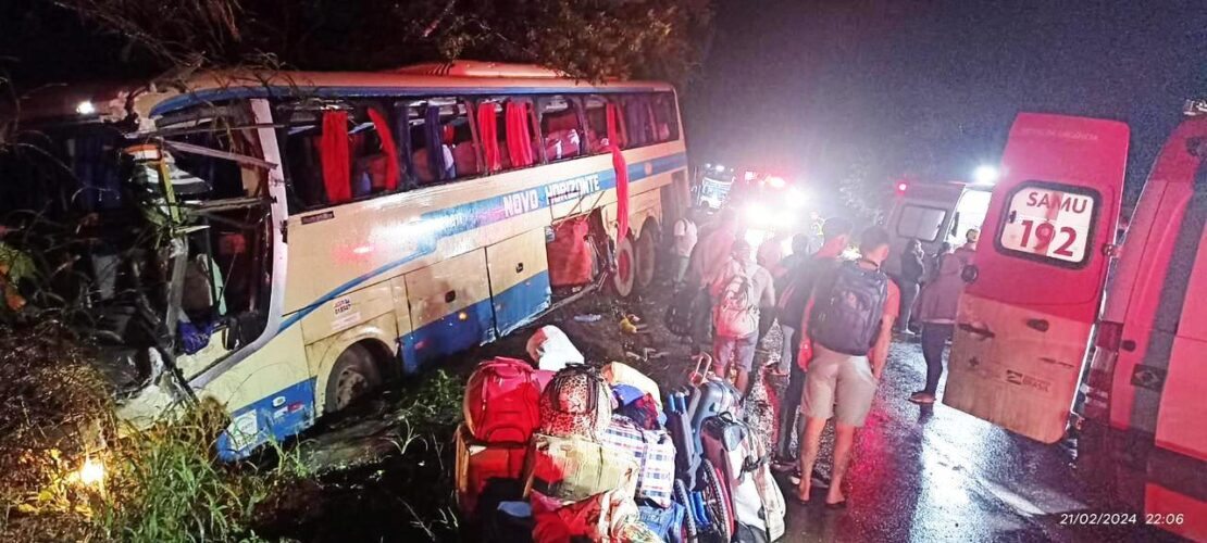 Colisão entre dois ônibus deixa cinco pessoas feridas no Norte de Minas