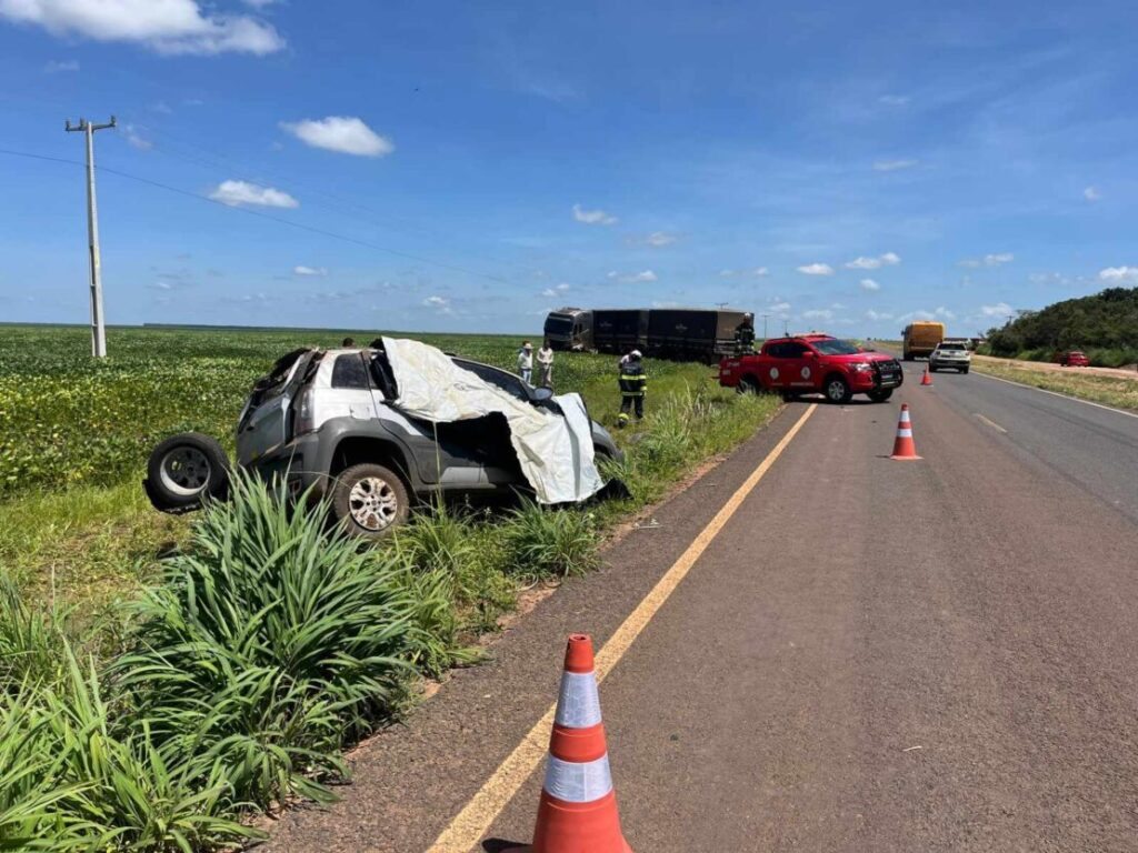 Colisão entre carro de passeio e carreta deixa duas vítimas fatais na