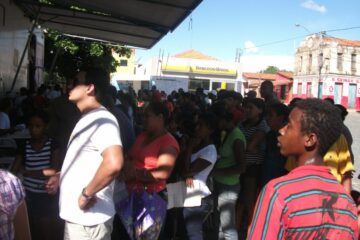 Pessoas aguardando na fila