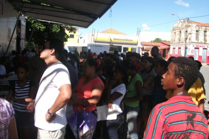 Pessoas aguardando na fila