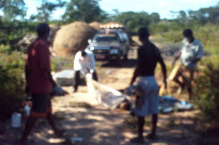 Corpo sendo removido