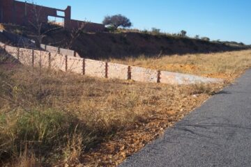 Muro no acostamento da BR-030