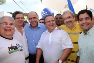 Aleluia ao lado de Gedel no desfile do 2 de julho Foto - Angelo Pontes