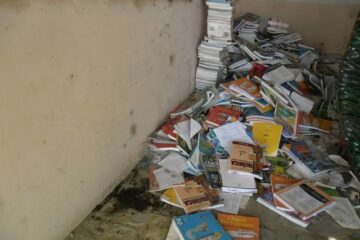 Livros em cima de fezes