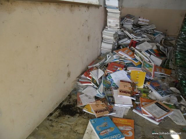 Livros em cima de fezes