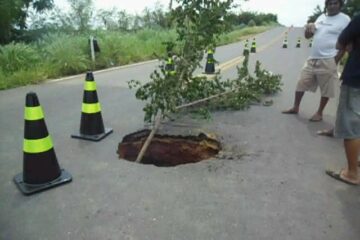 Buraco na BR-030 no Mandin