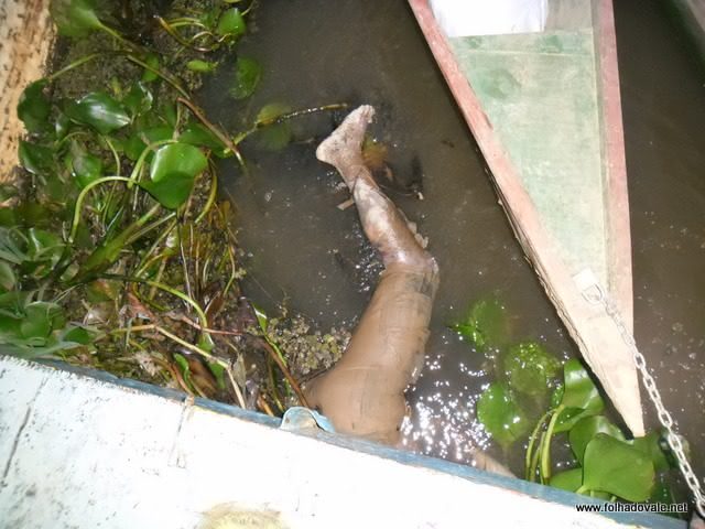 Perna de Gilmar entre balsa e o mato