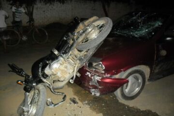Choque entre carro e a moto