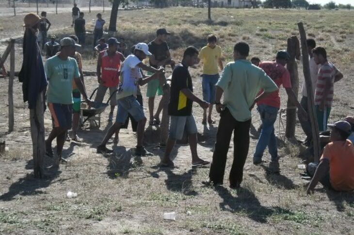 Família tentando resgatar o corpo