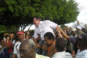 Dezin e Marcelo sendo carregados pelo povo