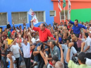 Candidatos sendo levados pelo povo