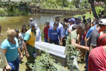 Corpo sendo retirado da água