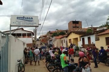 Populares fizeram uma mobilização em frente à sede da Embasa no município nesta segunda-feira (25). (Foto: Divulgação/Portal FM).