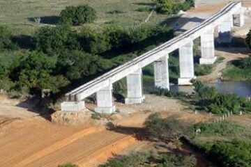 O trecho da Fiol entre Caetité e Ilhéus, que engloba os lotes de 1 a 4, está previsto para ficar pronto em dezembro de 2014. (Foto: Divulgação/Valec).