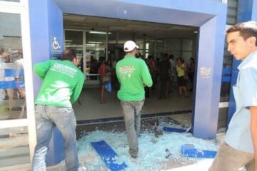 Um cliente do banco ficou ferido e foi encaminhado ao Hospital Magalhães Neto. (Foto: Lay Amorim/Brumado Notícias).