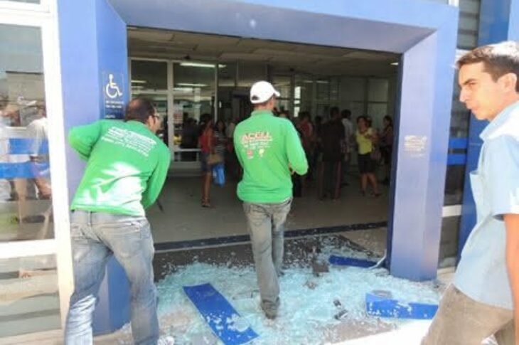 Um cliente do banco ficou ferido e foi encaminhado ao Hospital Magalhães Neto. (Foto: Lay Amorim/Brumado Notícias).