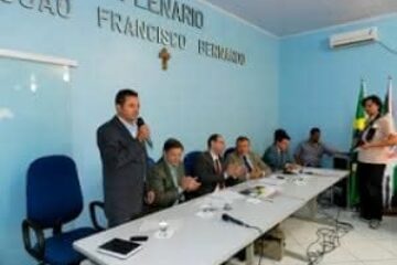 Muitos dos habitantes estão com o nome sujo por não pagar as contas de luz e se não pagam é porque o serviço não é prestado.