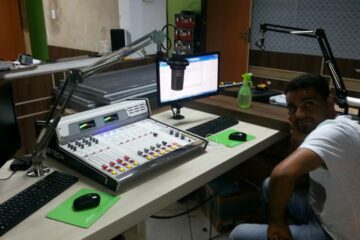 Lio Roriz nos estúdios da Sucesso FM