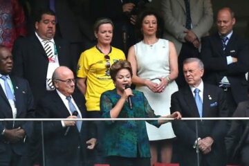 Dilma durante seu rápido discurso no Mané Garrincha (Foto: Agência Reuters)