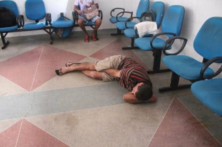 Um lavrador estava sentindo fortes dores na região do abdômen e somente foi atendido após a chegada da imprensa. (Foto: Lay Amorim/Brumado Notícias).