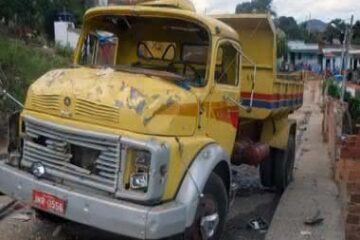 População destruiu veículo após tragédia |Fotos: Tiago Botino/ Itapetinga Agora