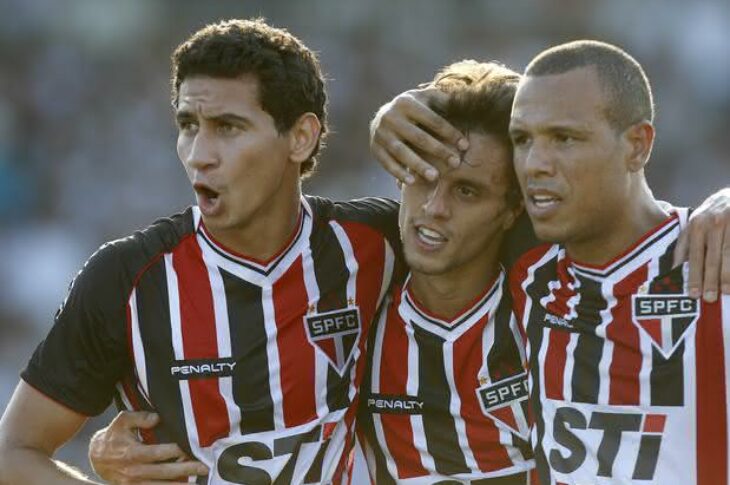 Rodrigo Caio (centro) e abraçado com Ganso (à esquerda) Luis Fabiano. Foto: Wagner Meier/Agif Gazeta Press