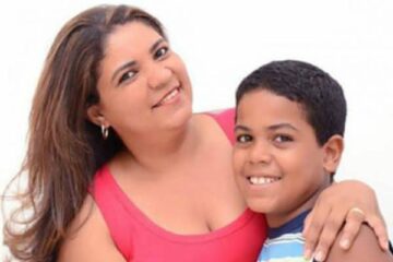 Aldo Emanuel da Rocha Teodoro, 10 anos, ao lado de sua mãe, a professora Maria Rosa da Rocha Teodoro. (Foto: Divulgação).