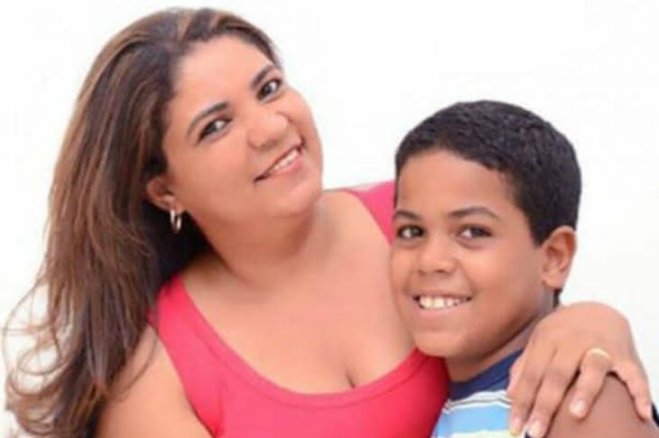 Aldo Emanuel da Rocha Teodoro, 10 anos, ao lado de sua mãe, a professora Maria Rosa da Rocha Teodoro. (Foto: Divulgação).