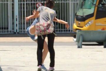 Adolescentes entraram em luta corporal na Praça Senhor do Bonfim. (Foto: Lay Amorim/Brumado Notícias)