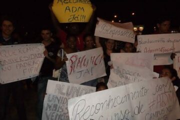 De acordo com os estudantes, a suspensão vai durar até que o reitorLourisvaldo Valentim, os receba em Salvador e resolva as necessidades do curso. (Foto: Danilo Pereira/Brumado Notícias)