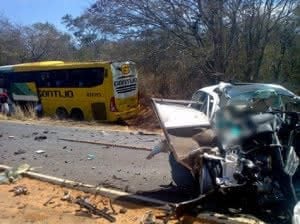 Os dois ocupantes do veículo de passeio morreram na hora. (Foto: Ederson Albert/Caetité Notícias).