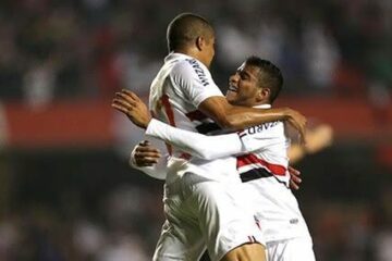 Welliton comemora com Reinaldo o gol do Tricolor (Foto: Paulo Pinto / saopaulofc.net)