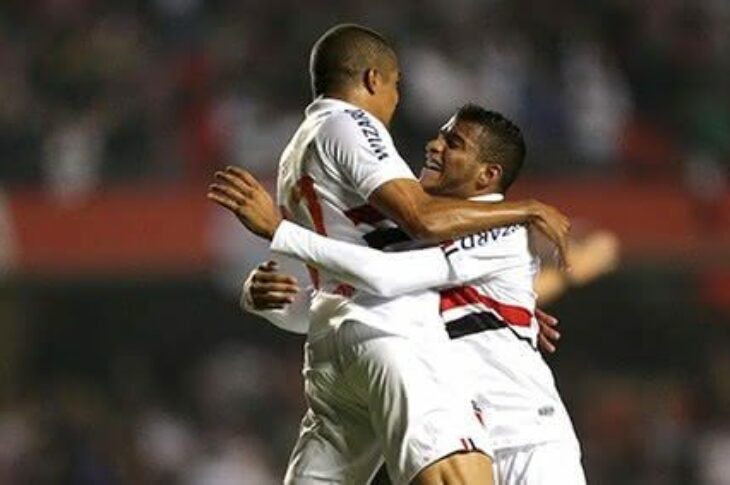 Welliton comemora com Reinaldo o gol do Tricolor (Foto: Paulo Pinto / saopaulofc.net)