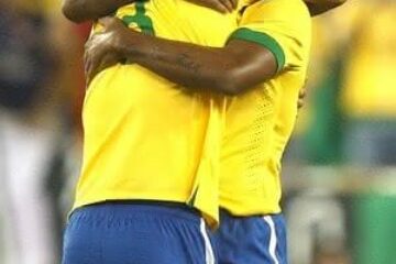 Thiago Silva faz questão de abraçar Maicon após gol de empate do Brasil (Foto: Mowa press)