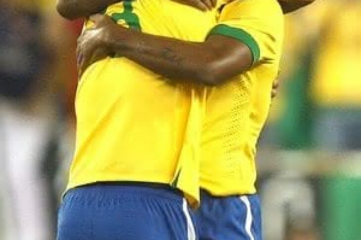 Thiago Silva faz questão de abraçar Maicon após gol de empate do Brasil (Foto: Mowa press)