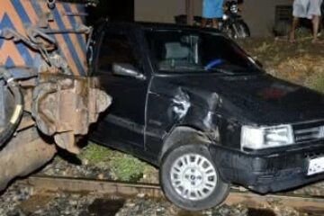 O automóvel ficou parcialmente danificado. Foto: Aloísio Costa.