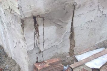 O vazamento de sangue desperta a curiosidade dos populares. (Foto: Adelson Meira/Portal Poções).