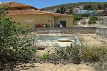 O corpo estava enrolado em papelão no Baraúna Tênis Clube. (Foto: Fábio Alves).