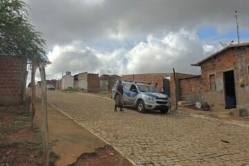 Dois suspeitos foram localizados no Bairro São Jorge na manhã desta segunda-feira (25). (Foto: Lay Amorim/Brumado Notícias).