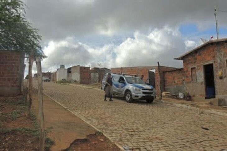 Dois suspeitos foram localizados no Bairro São Jorge na manhã desta segunda-feira (25). (Foto: Lay Amorim/Brumado Notícias).