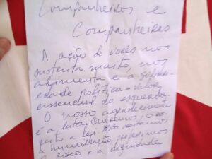 Carta escrita pelos petistas presos no processo do mensalão que estão na Papuda (Foto: Luciana Amaral/G1)