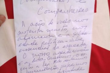 Carta escrita pelos petistas presos no processo do mensalão que estão na Papuda (Foto: Luciana Amaral/G1)