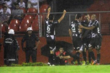 Jogadores da Ponte festejam gol sobre o São Paulo (Foto: Marcos Ribolli / Globoesporte.com)