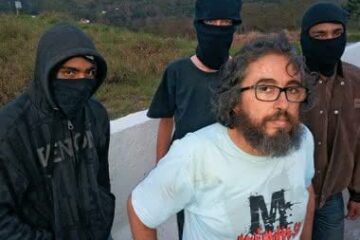 Ativista e integrantes do Black Blocs - Foto: Leonel Rocha / Época