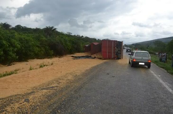 Carreta carregada de milho tomba na curva do Periperi - Fotos: Fábio Alves