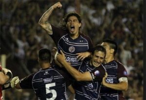 Ismael Blanco comemora muito após marcar o segundo gol do Lanús. (Reuters).
